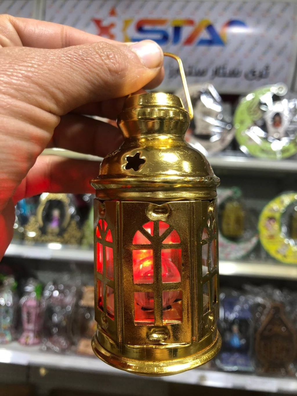 فانوس معدني ضوء عند الهز