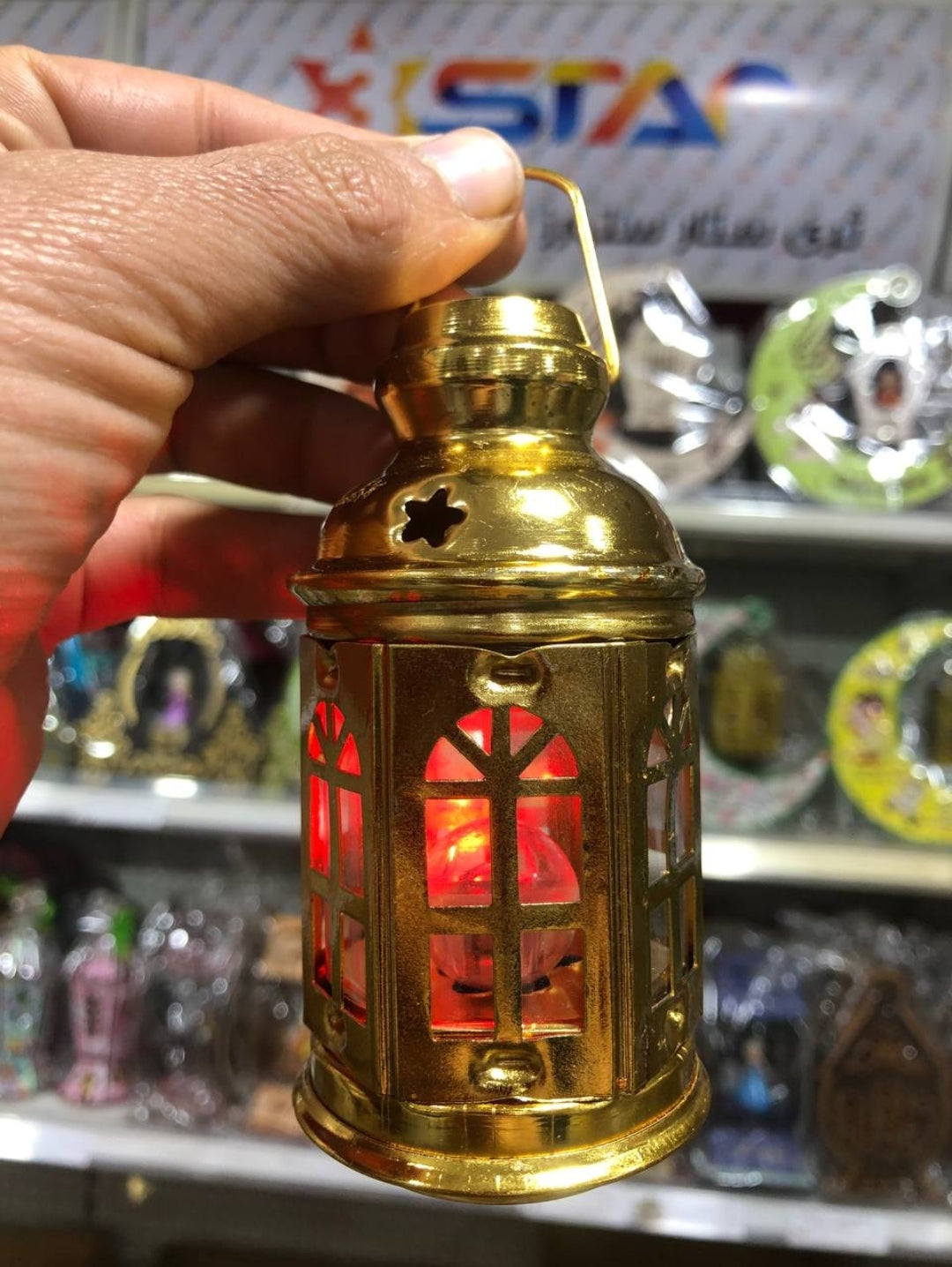 فانوس معدني ضوء عند الهز